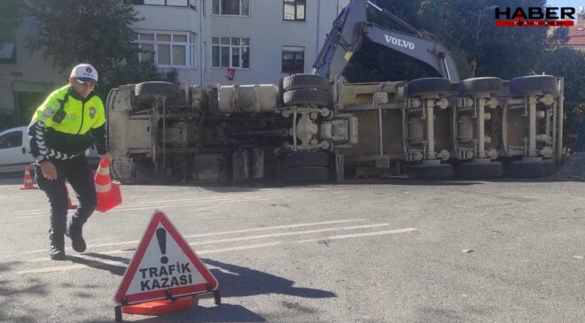 Beşiktaş'ta yükünü boşaltan hafriyat kamyonu devrildi