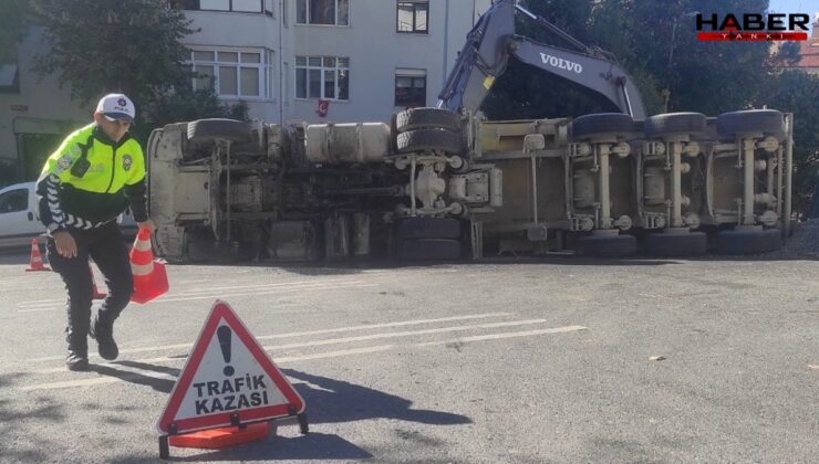 Beşiktaş'ta yükünü boşaltan hafriyat kamyonu devrildi