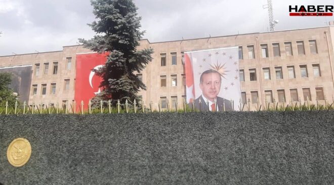 Cumhuriyet tarihinde ilk kez TSK binalarına Erdoğan posteri asıldı