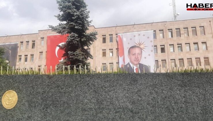 Cumhuriyet tarihinde ilk kez TSK binalarına Erdoğan posteri asıldı