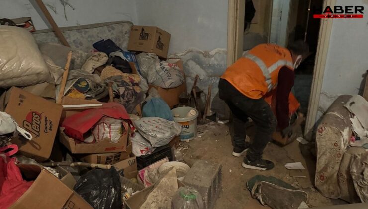 Engelli kadın haftalarca annesinin cesediyle yaşamış: Çöp evden dram çıktı!
