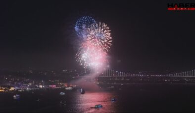 İstanbul Boğazı'nda Cumhuriyet Bayramı coşkusu