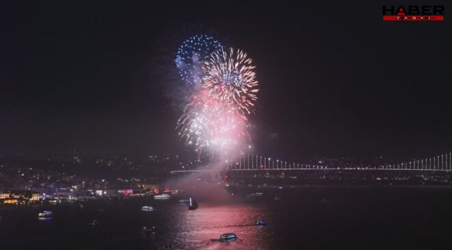 İstanbul Boğazı'nda Cumhuriyet Bayramı coşkusu