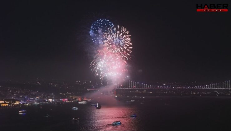 İstanbul Boğazı'nda Cumhuriyet Bayramı coşkusu
