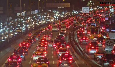 İstanbul'da araçlar ilerleyemiyor! Yoğunluk yüzde 85'i buldu