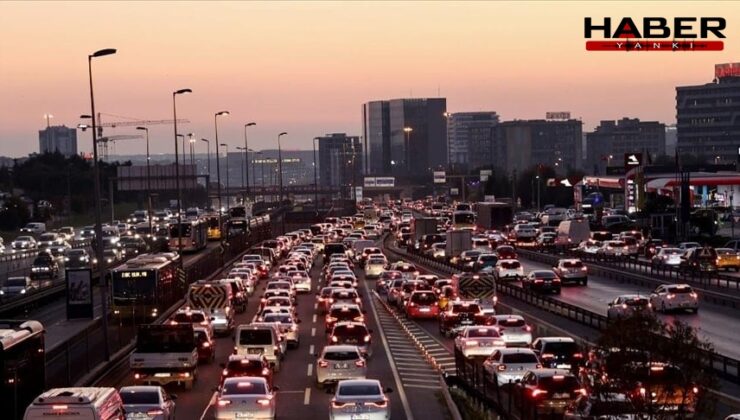 İstanbul'da trafik durma noktasına geldi, harita kırmızıya döndü