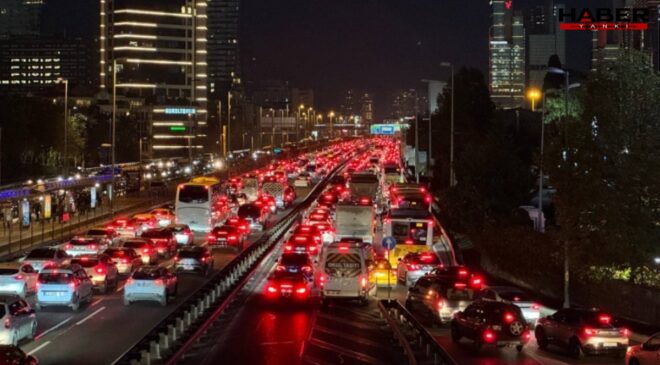 İstanbul'da trafik felç: Yoğunluk yüzde 83'e ulaştı