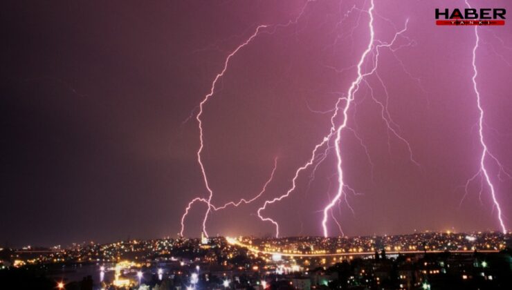 İstanbul'da yıldırımlar geceyi aydınlattı