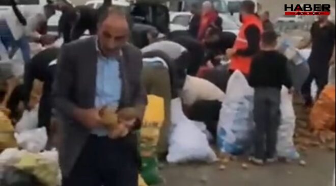 Kamyoneti arızalanınca satacağı patatesleri bedavaya dağıttı