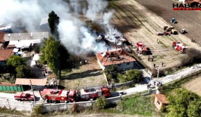 Kütahya’da odunlukta çıkan yangın evi ve araçları küle çevirdi