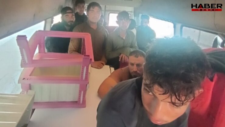 Minibüsten 12 kaçak göçmen çıktı