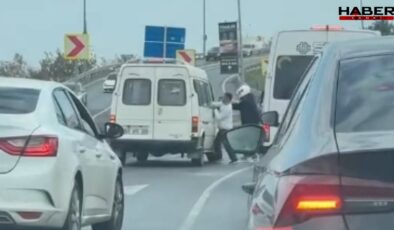 Şoförüyle tartıştıkları minibüse sopa ve kaskla saldırdılar