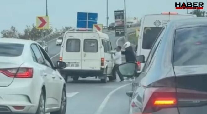 Şoförüyle tartıştıkları minibüse sopa ve kaskla saldırdılar