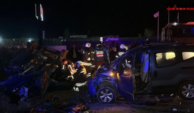 2 TIR ve 3 otomobil çarpıştı, ortalık savaş alanına döndü