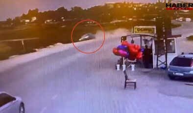 Adana’da feci kaza kamerada: Otomobil defalarca takla attı