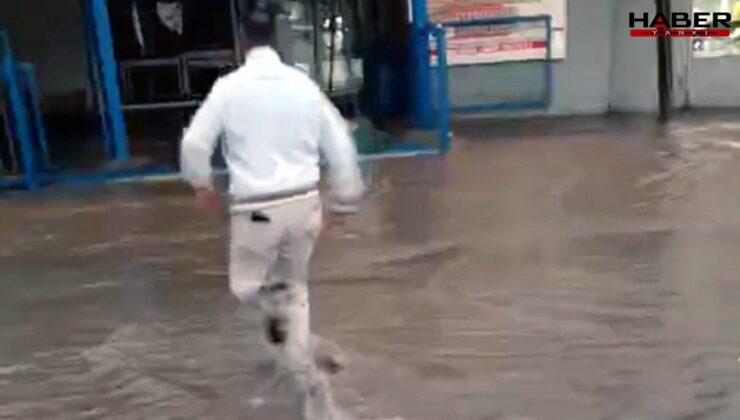 Adana’da sağanak hayatı olumsuz etkiledi