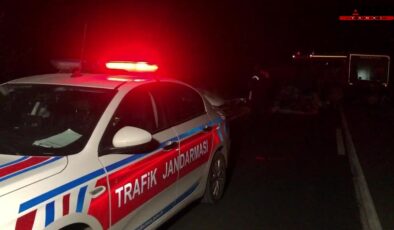 Amasya’da otomobil, yem yüklü traktör römorkuna çarptı