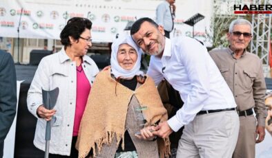 Atatürk’ün çocuğuyum” diyerek mikrofonu eline alan 95 yaşındaki kadın, andımızı okurken gözler doldu