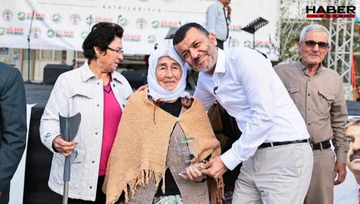 Atatürk’ün çocuğuyum” diyerek mikrofonu eline alan 95 yaşındaki kadın, andımızı okurken gözler doldu