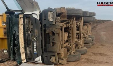 Bursa'da yük boşaltan hafriyat kamyonu devrildi: 1 ağır yaralı
