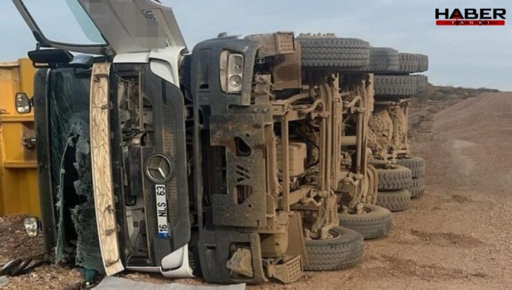 Bursa'da yük boşaltan hafriyat kamyonu devrildi: 1 ağır yaralı