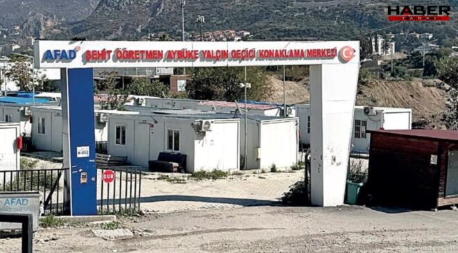 Depremzede öğretmenleri sokağa attılar