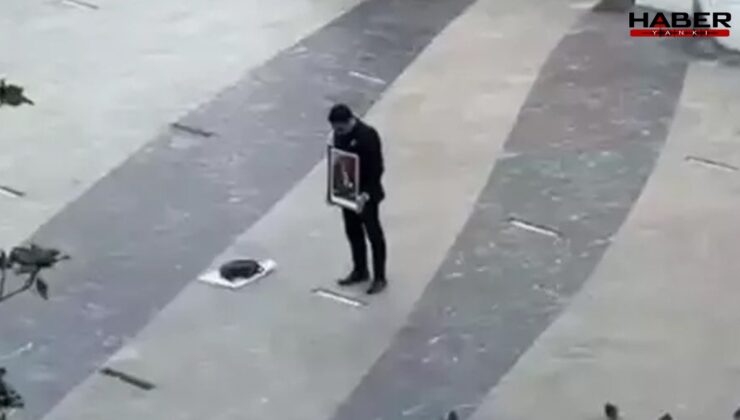 Elindeki Atatürk portresiyle saygı duruşuna geçti