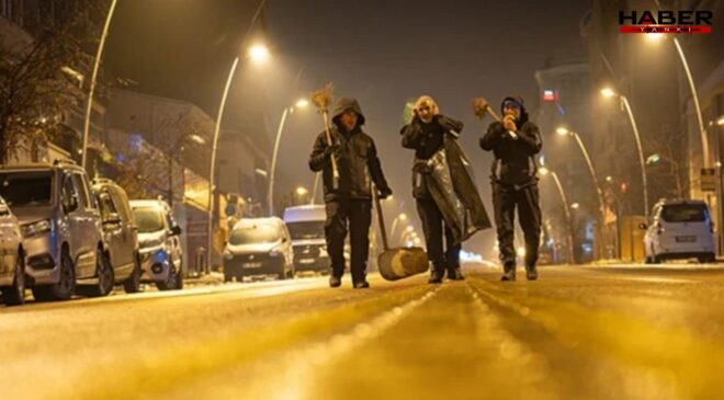 Herkes uyuduktan sonra levye ve balyozlarla tüm sokakları geziyorlar