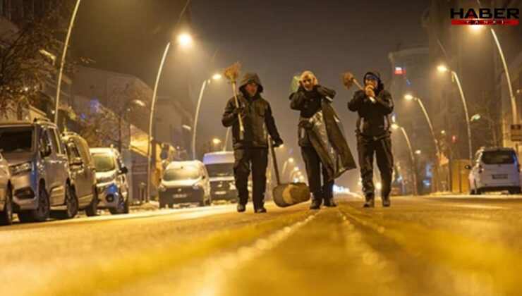 Herkes uyuduktan sonra levye ve balyozlarla tüm sokakları geziyorlar