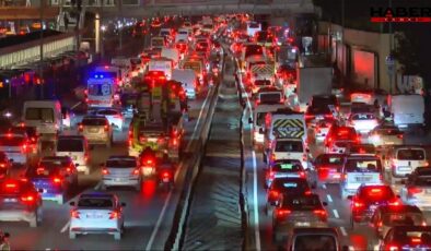 İstanbul'da trafik durdu: Yoğunluk yüzde 85'i buldu