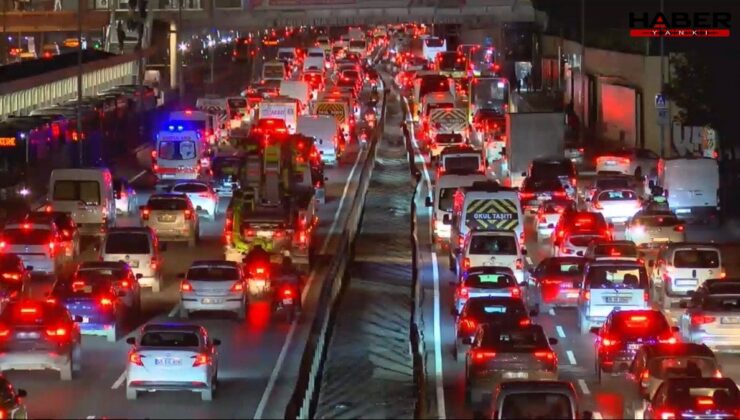 İstanbul'da trafik durdu: Yoğunluk yüzde 85'i buldu