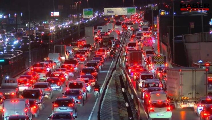 İstanbul'da trafik kilit: Yoğunluk yüzde 89'a ulaştı