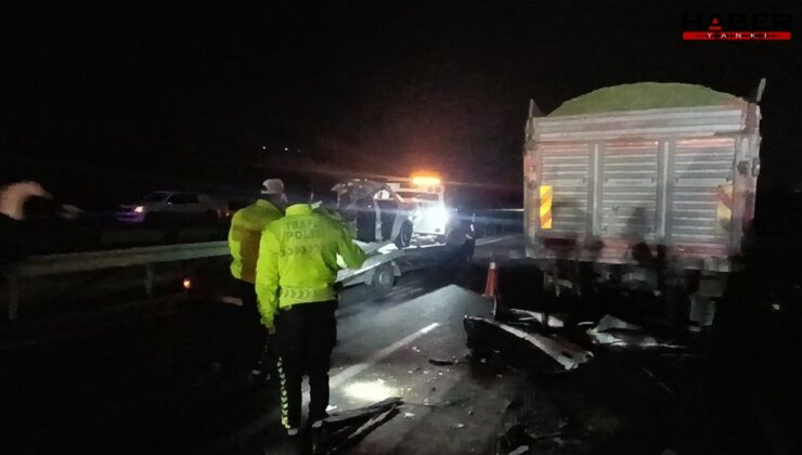 Kamyona çarpan otomobil hurdaya döndü: Bir aile yok oldu!