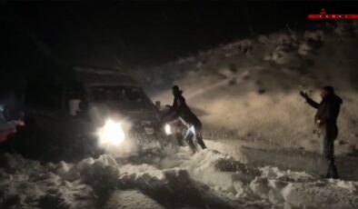 Kar etkisini artırdı, 7 araç ve 30 kişi mahsur kaldı