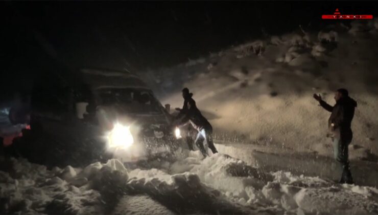 Kar etkisini artırdı, 7 araç ve 30 kişi mahsur kaldı