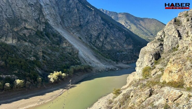 Kaya parçaları Çoruh Nehri’ne yuvarlandı lisede eğitime 1 gün ara verildi