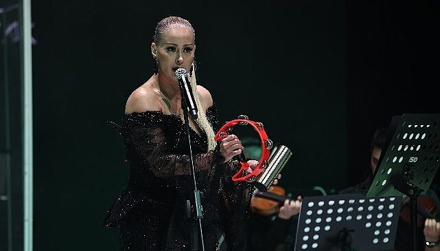 Niran Ünsal İzmir’de Sessizliği Bozdu