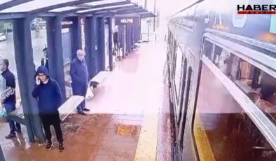 O anlar kameralara yansıdı: Tramvaya yıldırım isabet etti