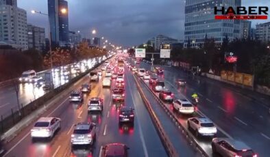 Pazartesi trafiğine yağmur da eklendi! İstanbul'da trafik kilitlendi