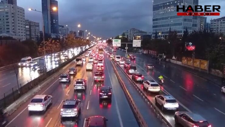 Pazartesi trafiğine yağmur da eklendi! İstanbul'da trafik kilitlendi