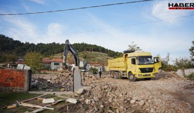 Sındırgı'da ağır hasarlı binaların yıkımı sürüyor