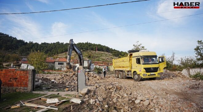 Sındırgı'da ağır hasarlı binaların yıkımı sürüyor