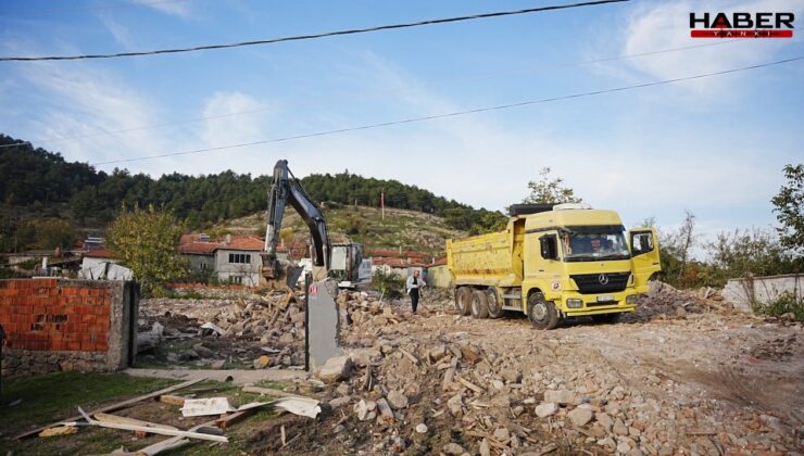 Sındırgı'da ağır hasarlı binaların yıkımı sürüyor