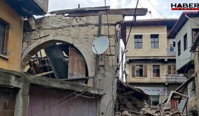 Tarsus’ta yangında hasar gören boş bina yağmur sonrası çöktü