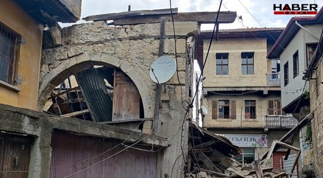 Tarsus’ta yangında hasar gören boş bina yağmur sonrası çöktü