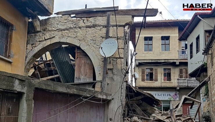 Tarsus’ta yangında hasar gören boş bina yağmur sonrası çöktü