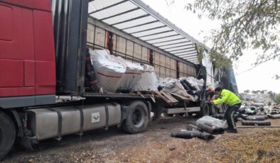 TIR otomobile çarptı: Öğretim görevlisi hayatını kaybetti