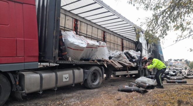 TIR otomobile çarptı: Öğretim görevlisi hayatını kaybetti