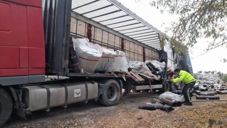 TIR otomobile çarptı: Öğretim görevlisi hayatını kaybetti