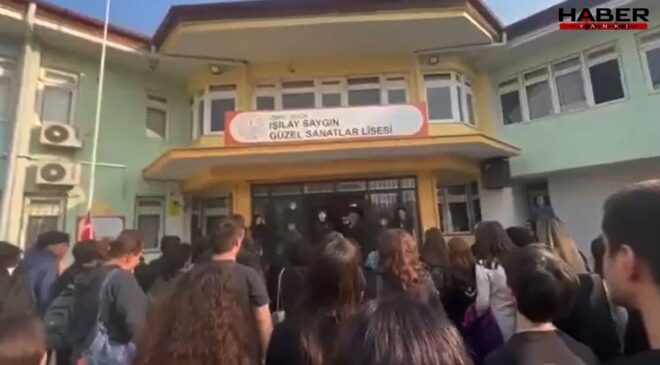 'Andımız' krizi: Müdür susturmaya çalıştı, öğrenciler sonuna kadar okudu!